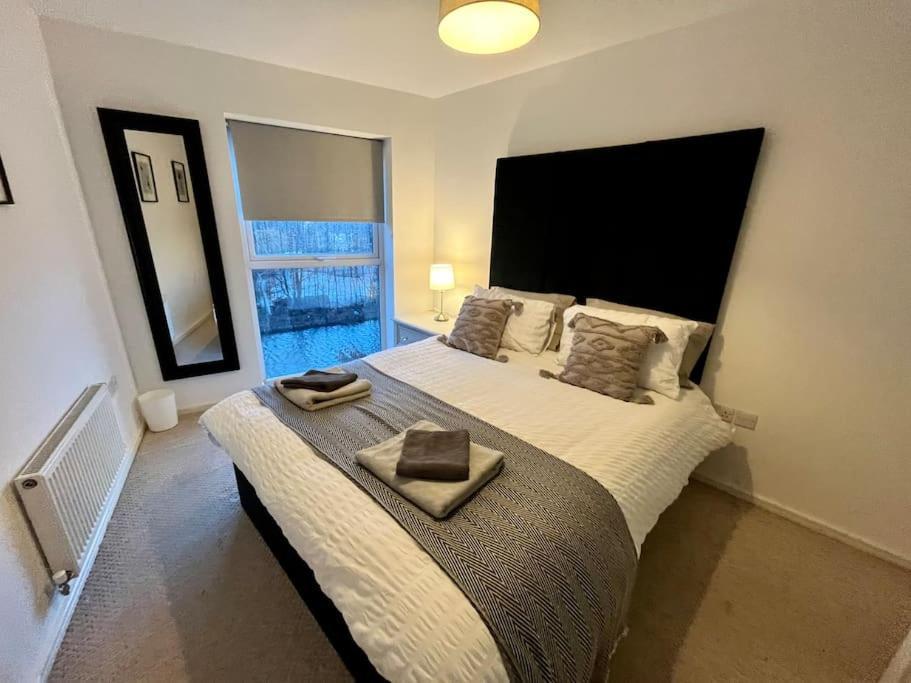 Etihad Fc 2Br Apartment With Water View แมนเชสเตอร์ ภายนอก รูปภาพ